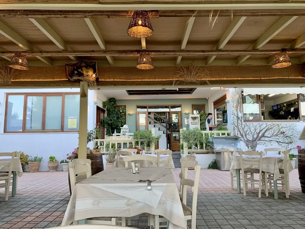 Restaurant Elias_Makrýgialos_slider_image_1