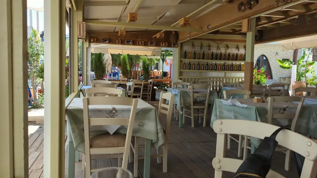 Restaurant Elias_Makrýgialos_slider_image_3