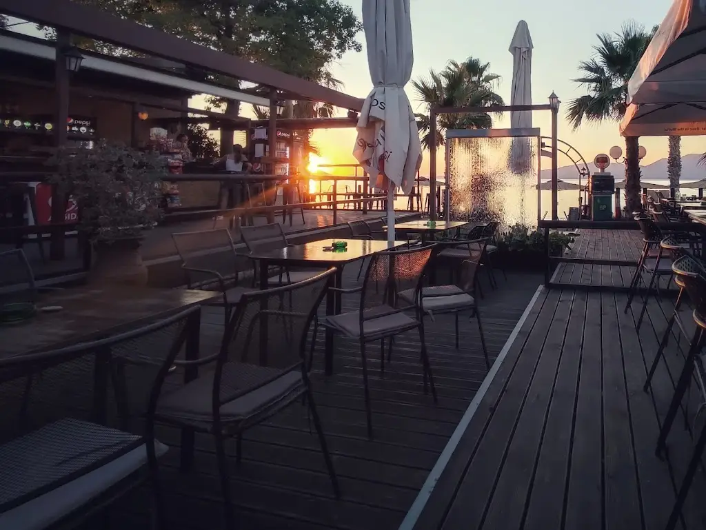 Le Prince Beach Bar Restaurant in Áyioi Apóstoloi