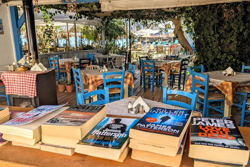 Deck café -The coffee project - coffee & brunch -_Makrýgialos_slider_image_3