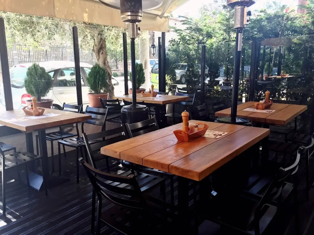 Juicy Grill restaurante en Cholargós