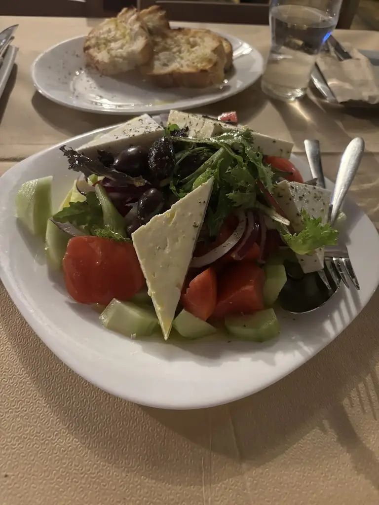 Hristina Antonova_Berlin_Meneméni_review