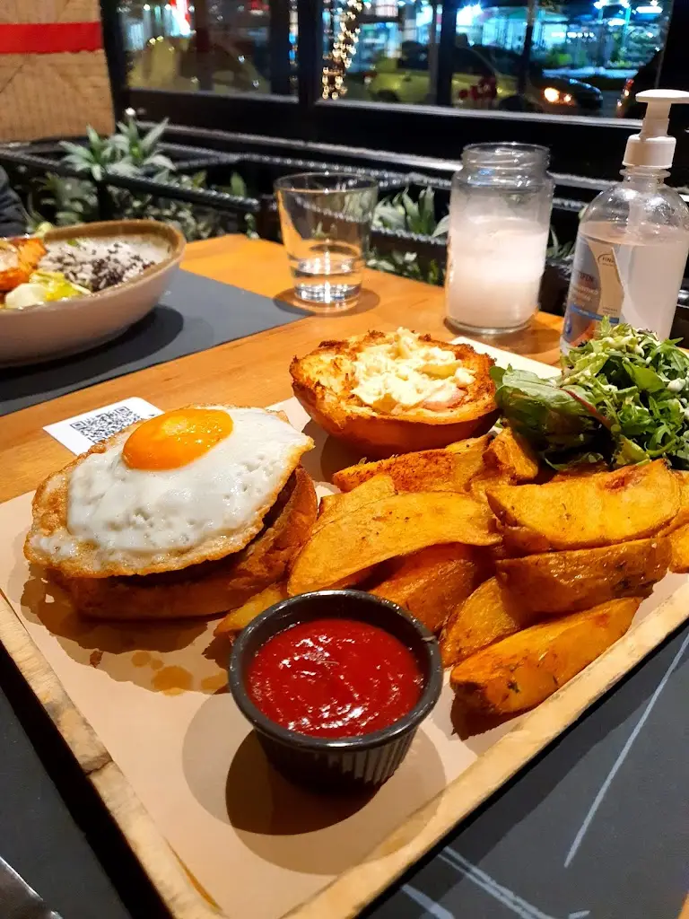 Klaurent Caushllari_Koukounari Restaurant_Cholargós_review