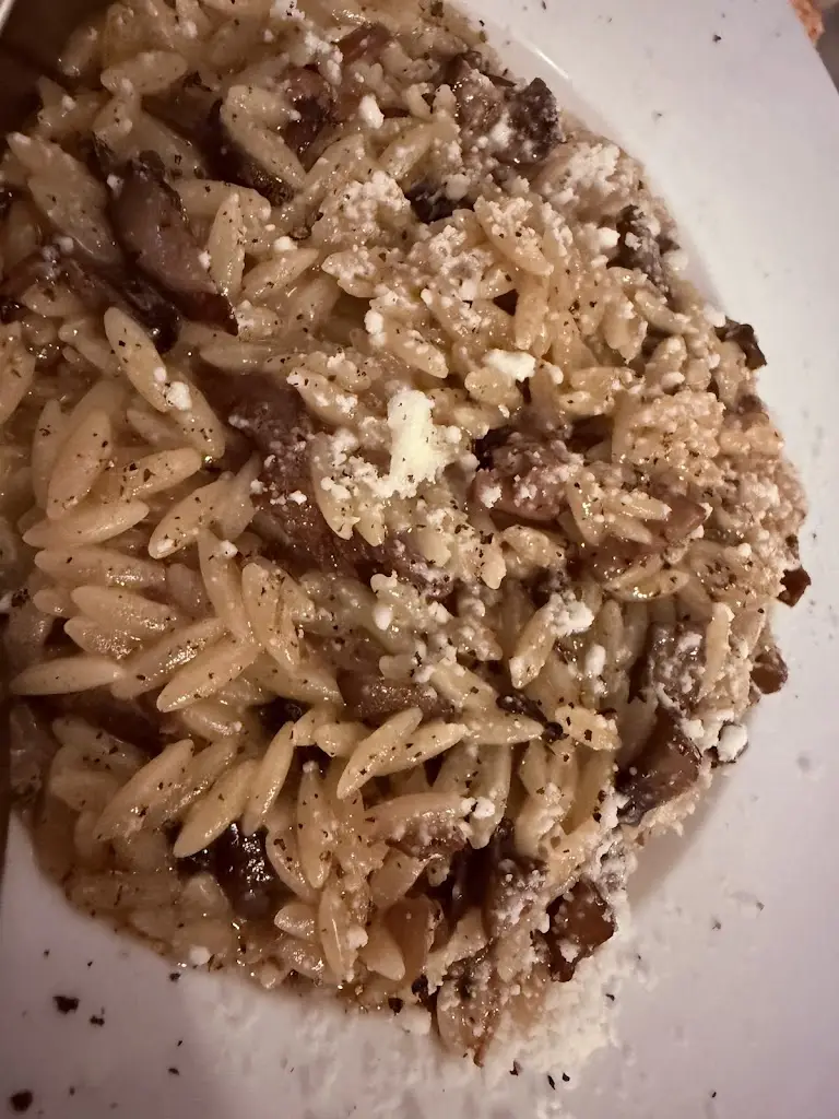 Garrett Hutchison_SHOSHO PAROS RESTAURANT_Náousa_avis