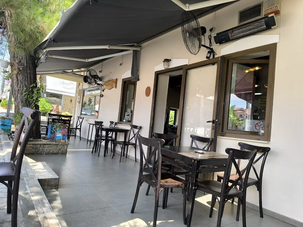 Traditional Cafe Nikos Restaurant in Néa Fókaia