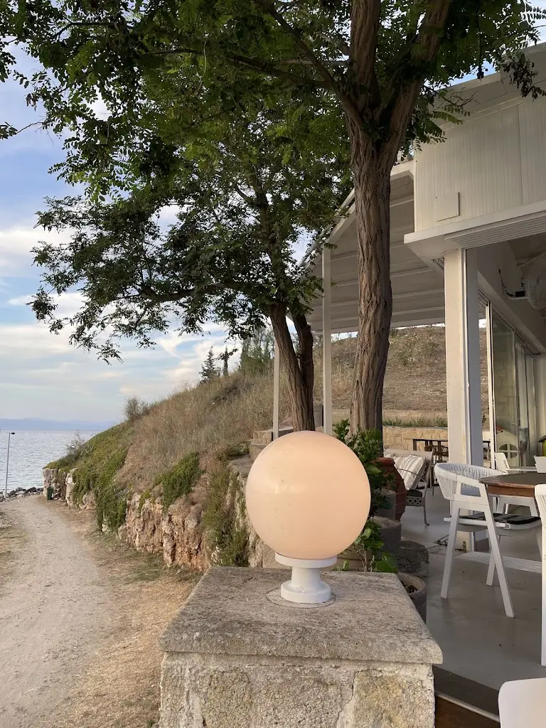 Dougie Rhodes_Thokos Cafe Bar Bistro_Néa Fókaia_recensione