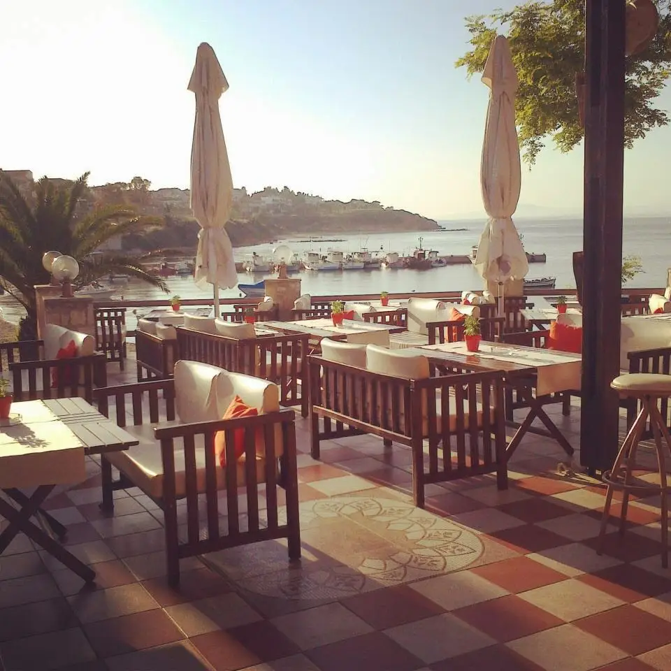 Thokos Cafe Bar Bistro_Néa Fókaia_slider_image_1