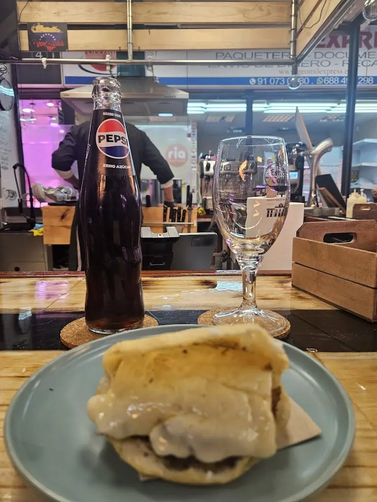 Irena Djenic_Sen's Cafe_Néa Flogitá_review