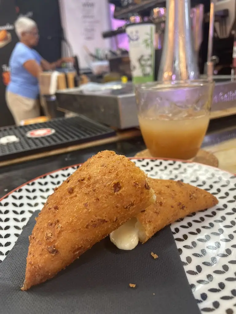 Danilo Mitrovic_Sen's Cafe_Néa Flogitá_review