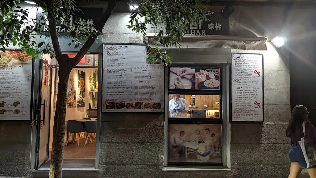 Evelin Huszar_Piazza_Néa Flogitá_review