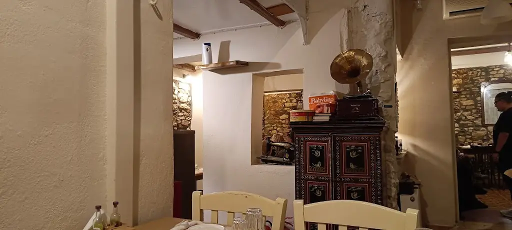 Ntina Karatasou_Ελλήνων Τα..ξυδια_Chaïdári_review