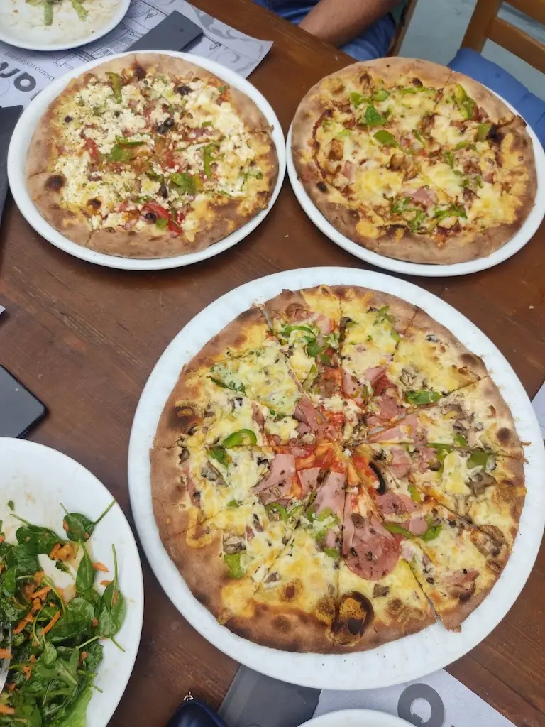 Sakis Karapanos_Quarter Pizza - Quarter Piano Restaurant_Chaïdári_recensione