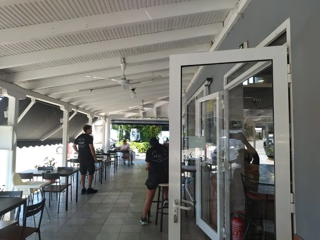 ΓΩΝΙΑ grill Restaurant in Néa Poteídaia