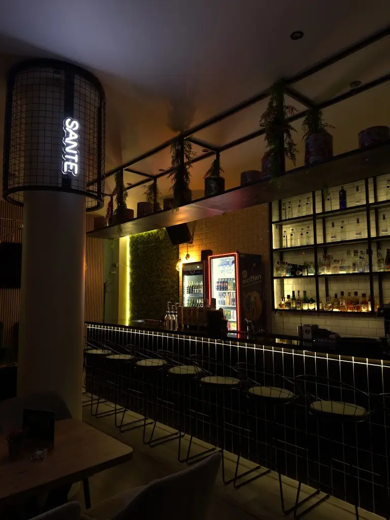 Sante Coffee, Drinks, Food And More Restaurant in Néa Sánta