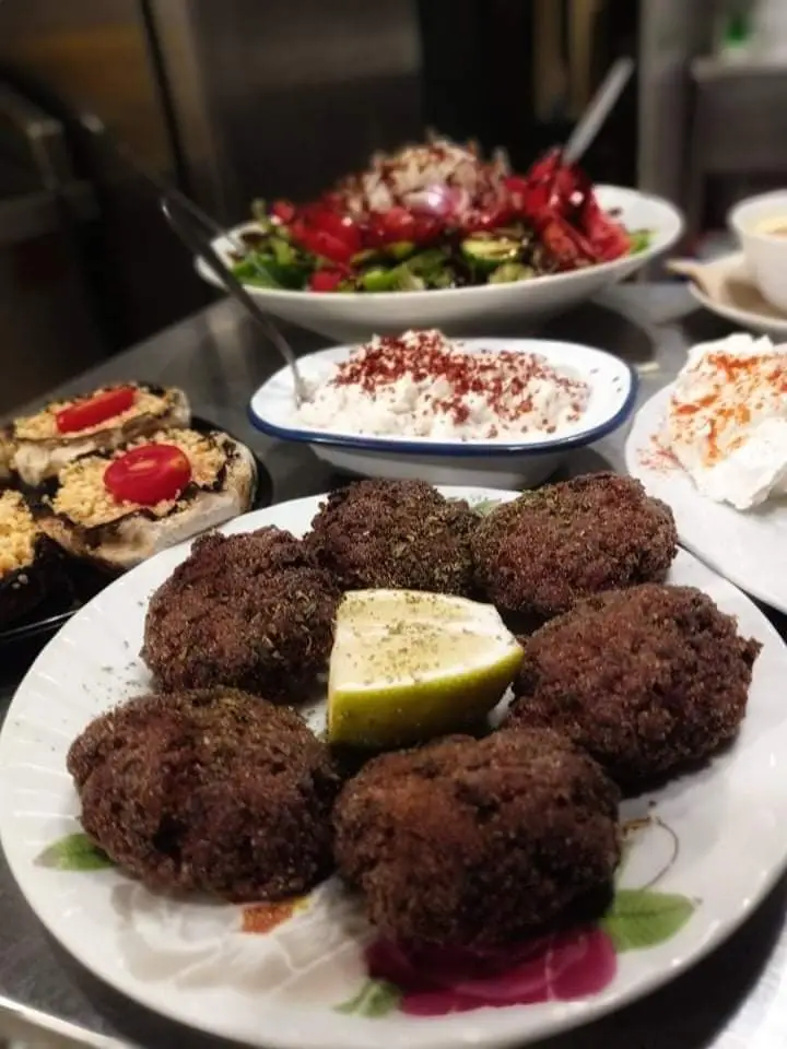 Δύο και Νακαίοι,τσιπουράδικο,μεζεδουργείο_Chaïdári_slider_image_3