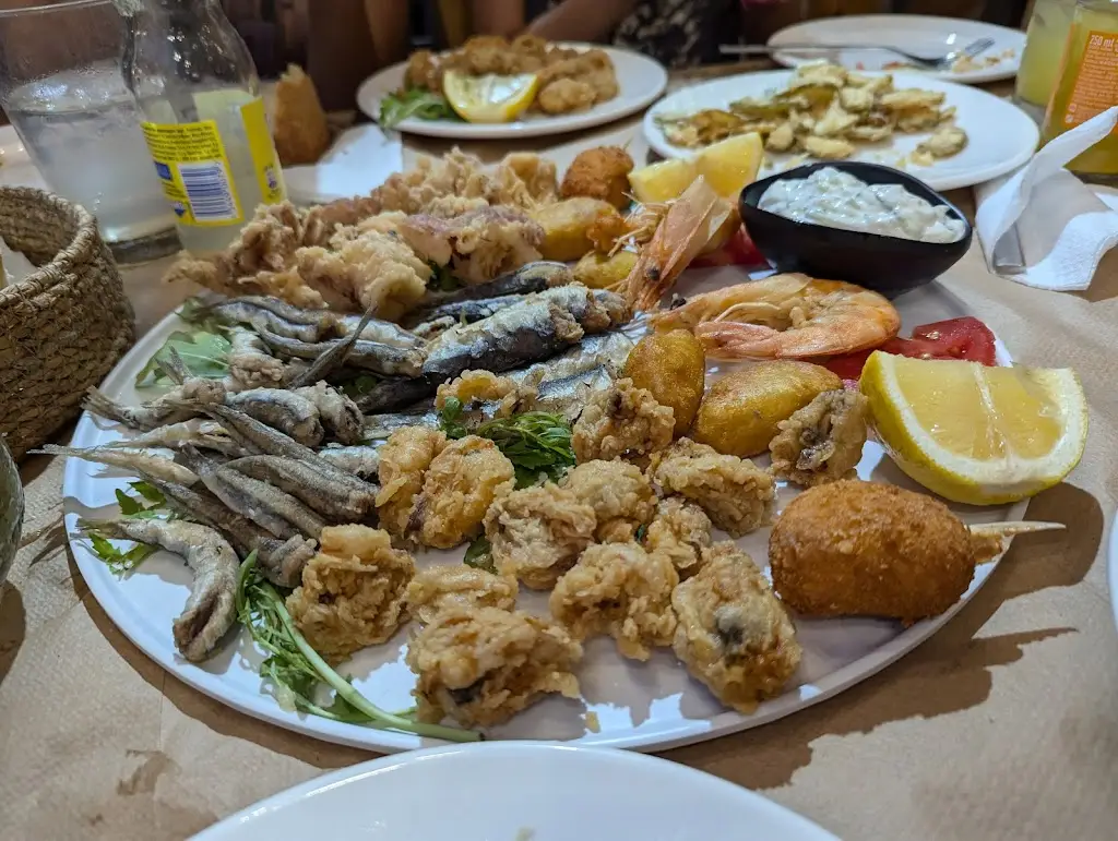 Dejan Mratinković_mpes sto psito_Néa Kallikráteia_Bewertung