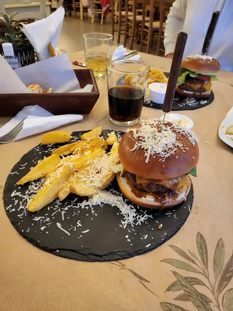 Menü_O Kokoras to Eskase_Néa Kallikráteia_Bild_6