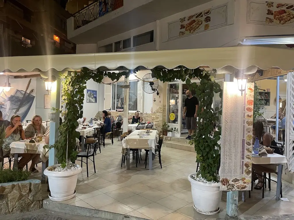 ΤΑ ΔΕΛΦΙΝΙΑ Restaurant in Néa Kallikráteia