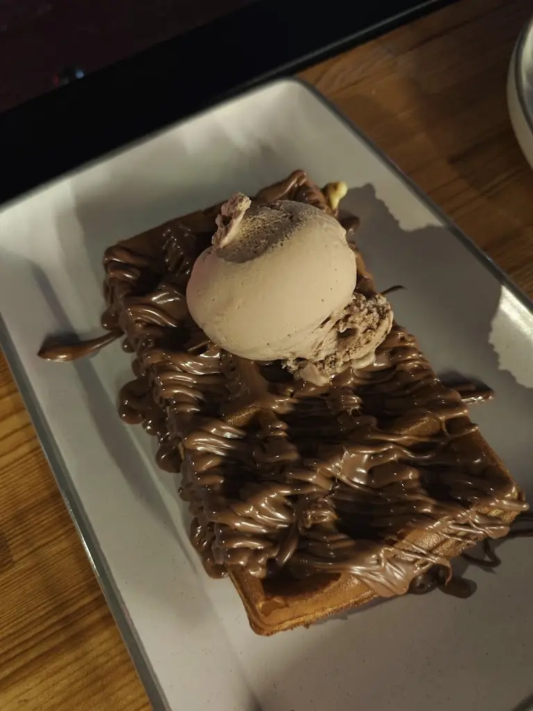 Frosina Stoilkovska_Mama Calypso (M C)_Néa Kallikráteia_Bewertung