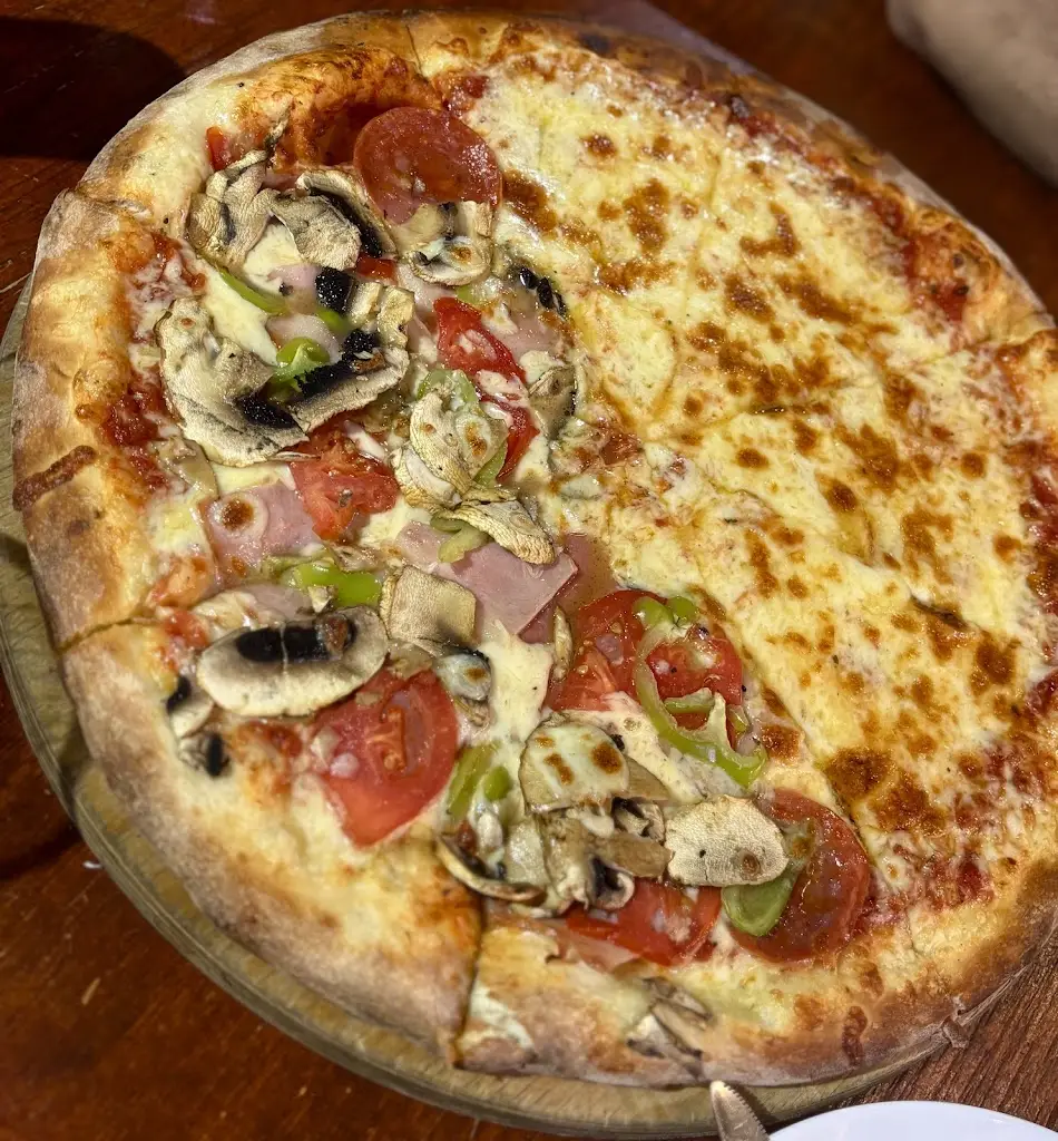 Milena Dimitrijevic_Adesso Pizza_Néa Kallikráteia_Bewertung