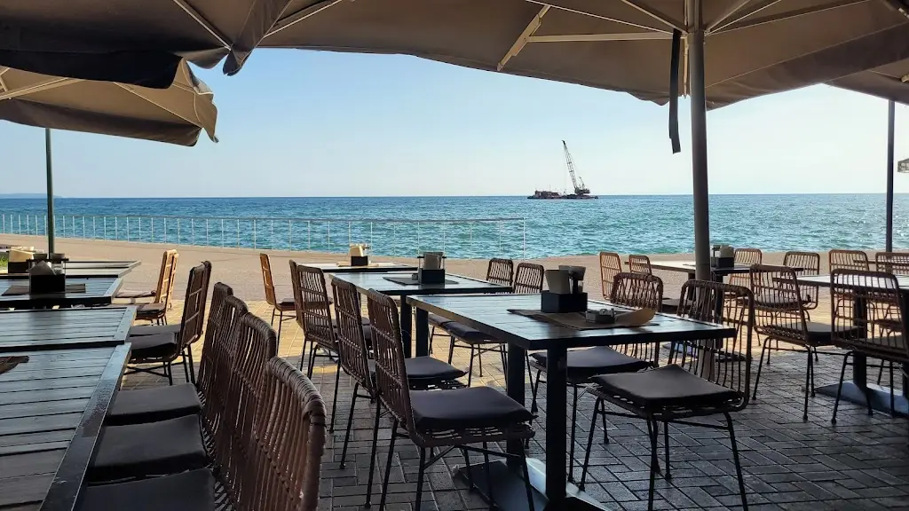 Alati Ke Piperi restaurant à Néa Moudhaniá