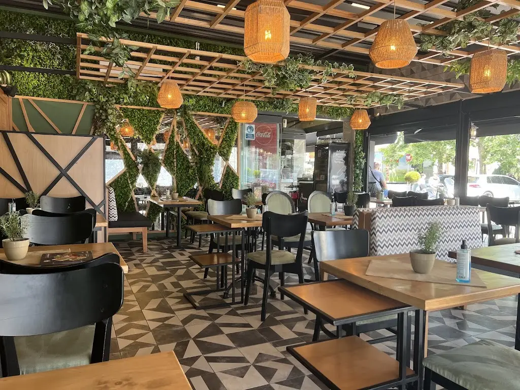 Chicken Ioannina Restaurant in Néa Moudhaniá