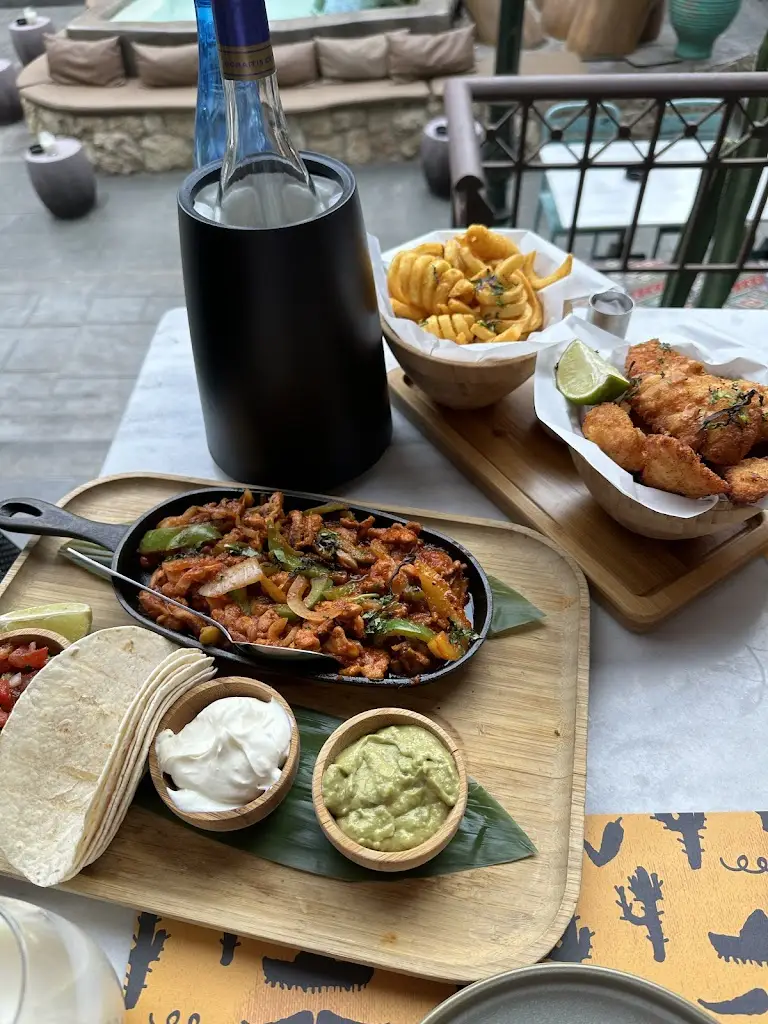 Ioanna Karlovits_Foinikas Cocina Y Cocteleria Mexicana_Chaïdári_review