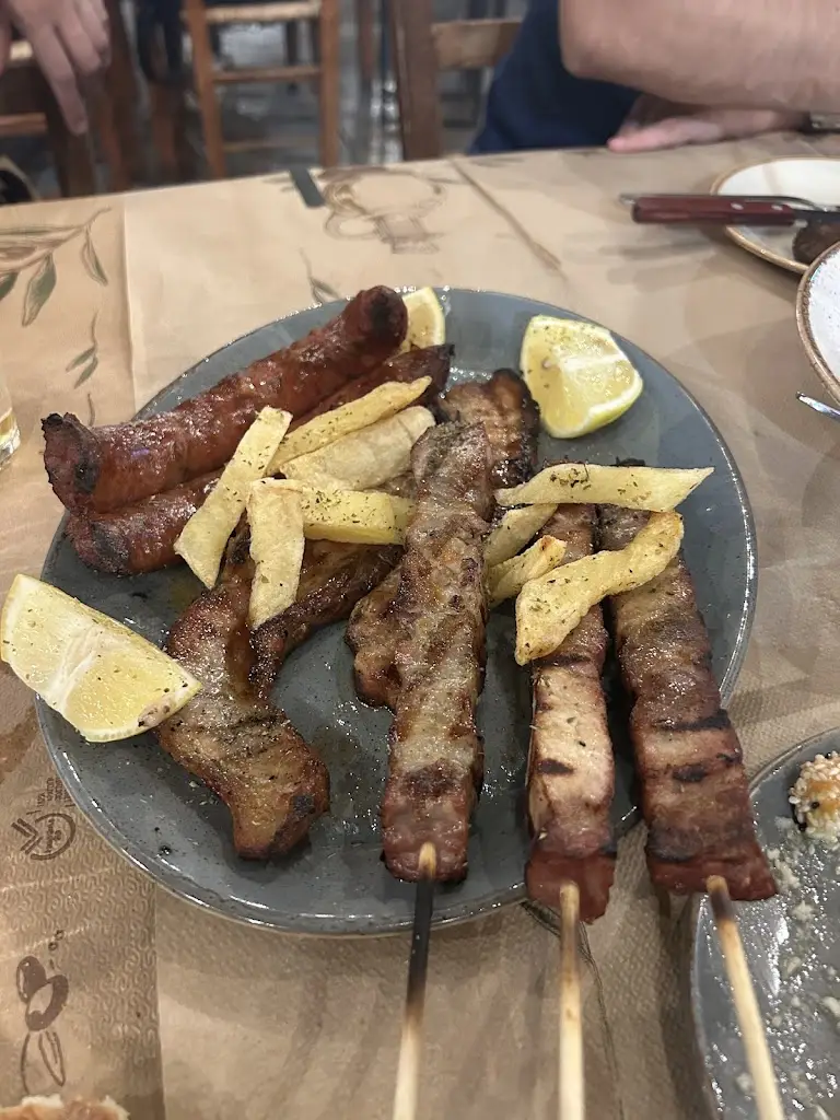 Nikoleta Stouraiti_Οδός Χίου - μεζεδοπωλείο_Chaïdári_avis