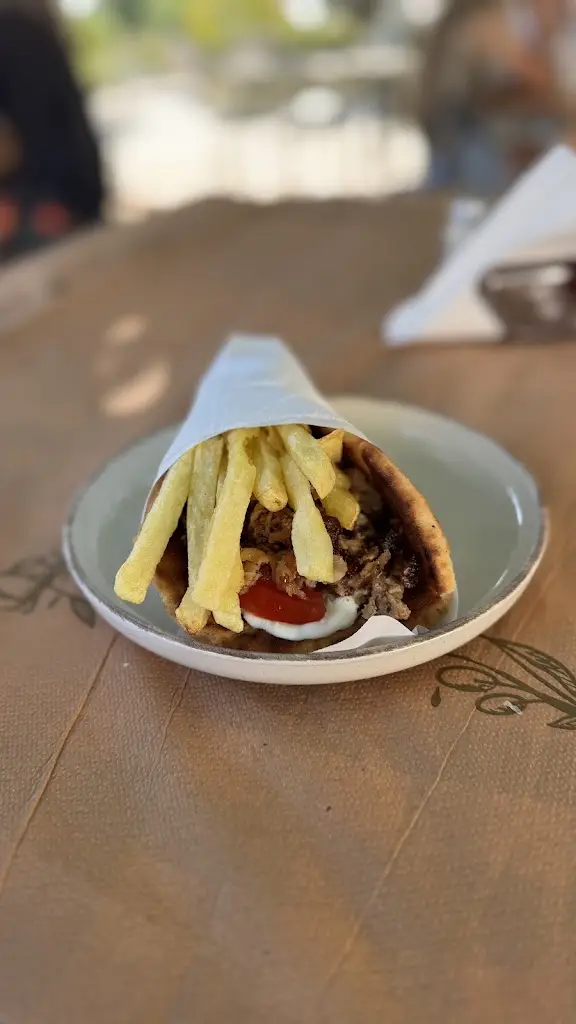 Kasia Kozlowska_Plateía_Néo Soúli_review