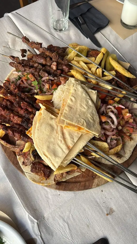 Adam Rogers_Konak Restaurant_Dhafní_Bewertung