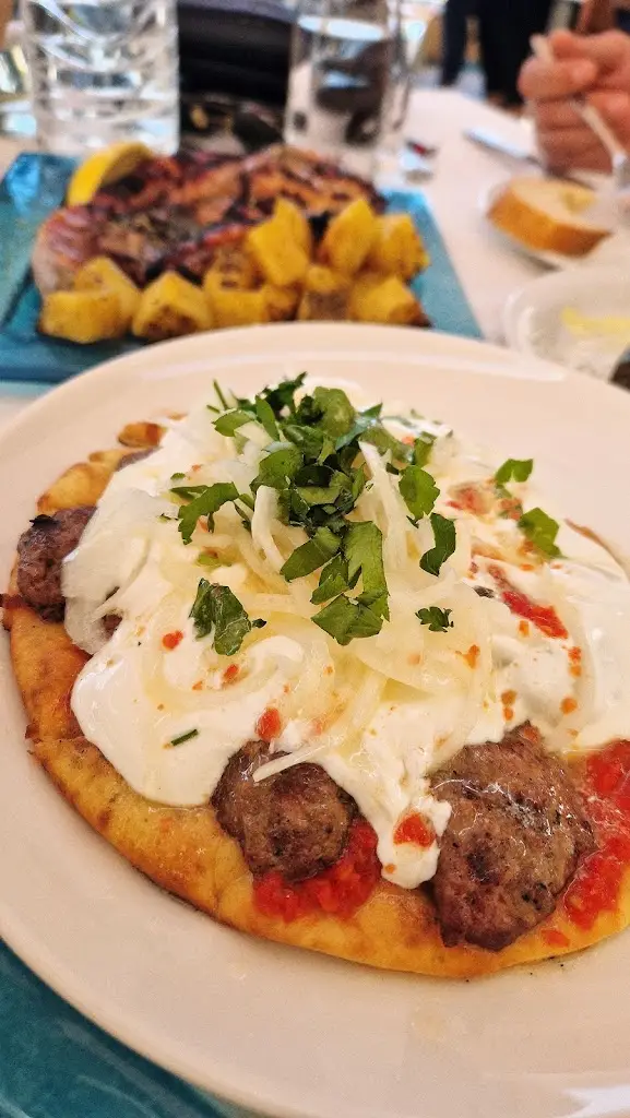 Menü_Μεζέ από την Πόλη_Néoi Epivátes_Bild_7