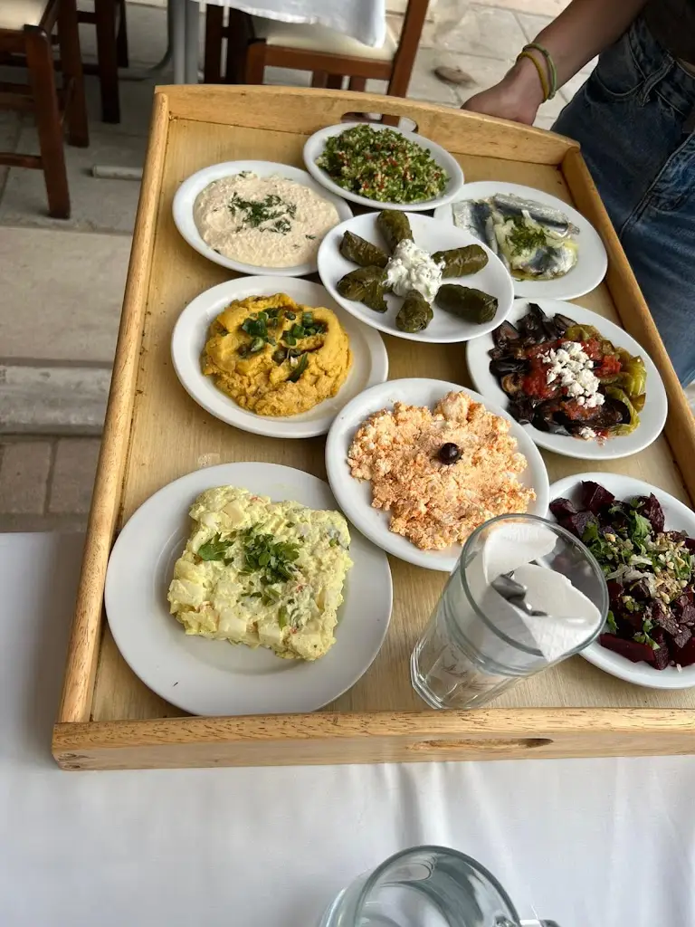 Menü_Μεζέ από την Πόλη_Néoi Epivátes_Bild_9