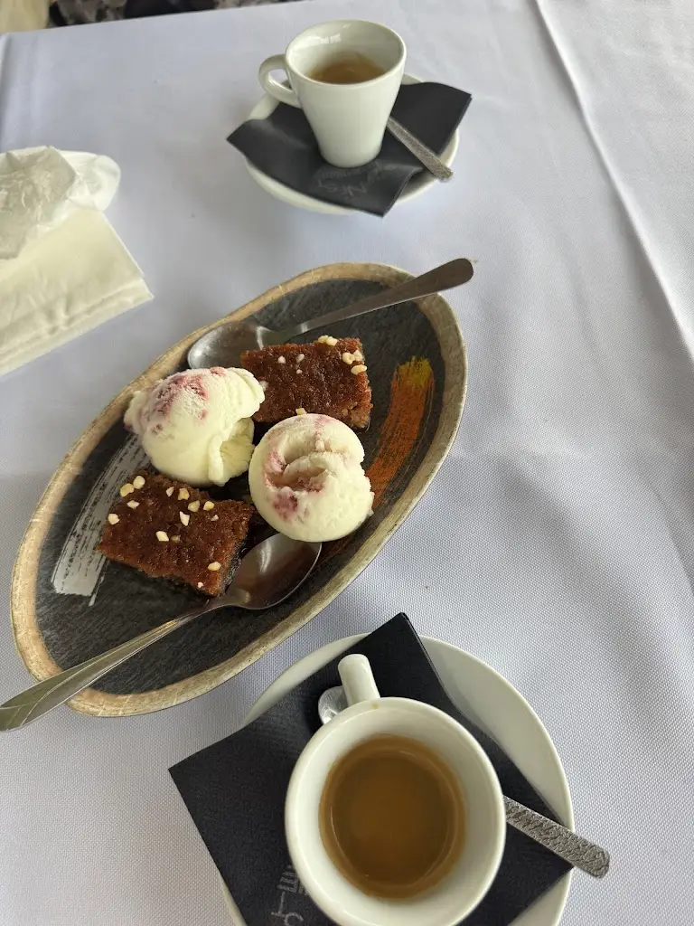 Sofia_Stefanos_Néoi Epivátes_recensione