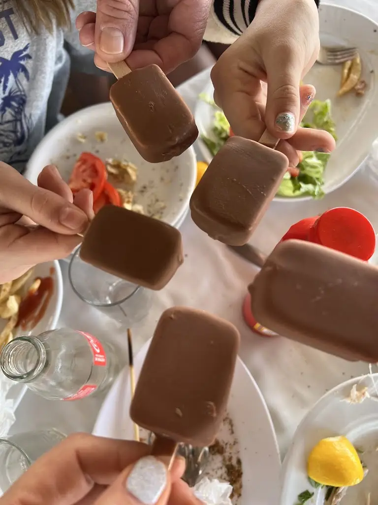 Treasurer Sitzmarkers_Αχ! Νίκο, Αχ! - Ουζερί_Néoi Epivátes_reseña