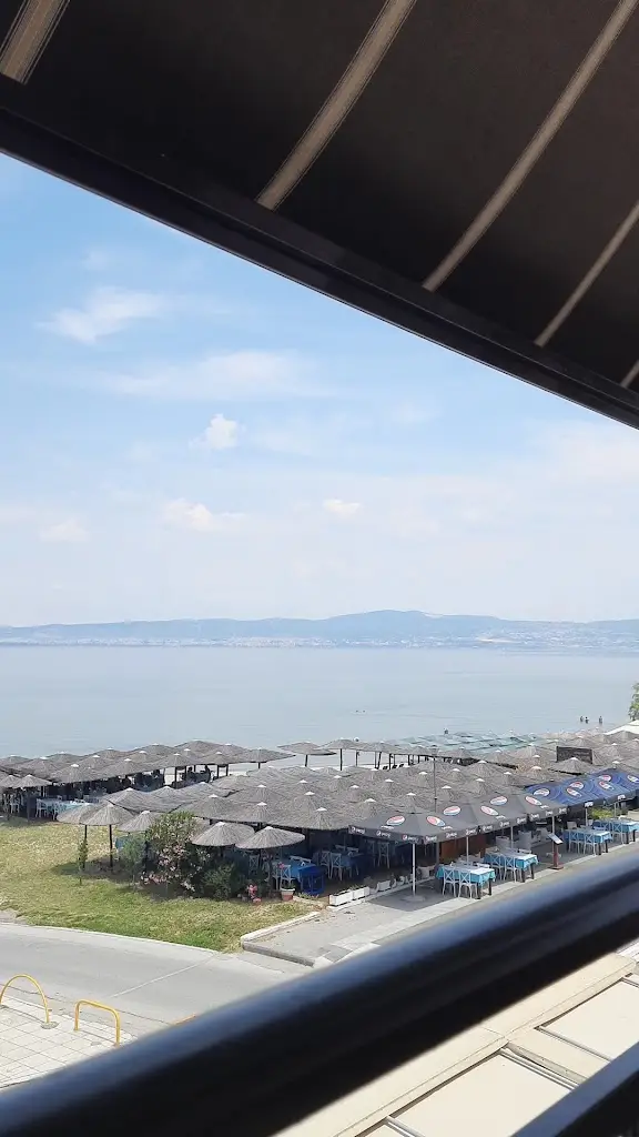 Jane Kuhuk_Tramonto Cafe Lounge Bar_Néoi Epivátes_review