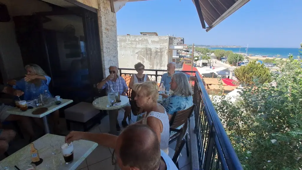 Tramonto Cafe Lounge Bar_Néoi Epivátes_slider_image_2