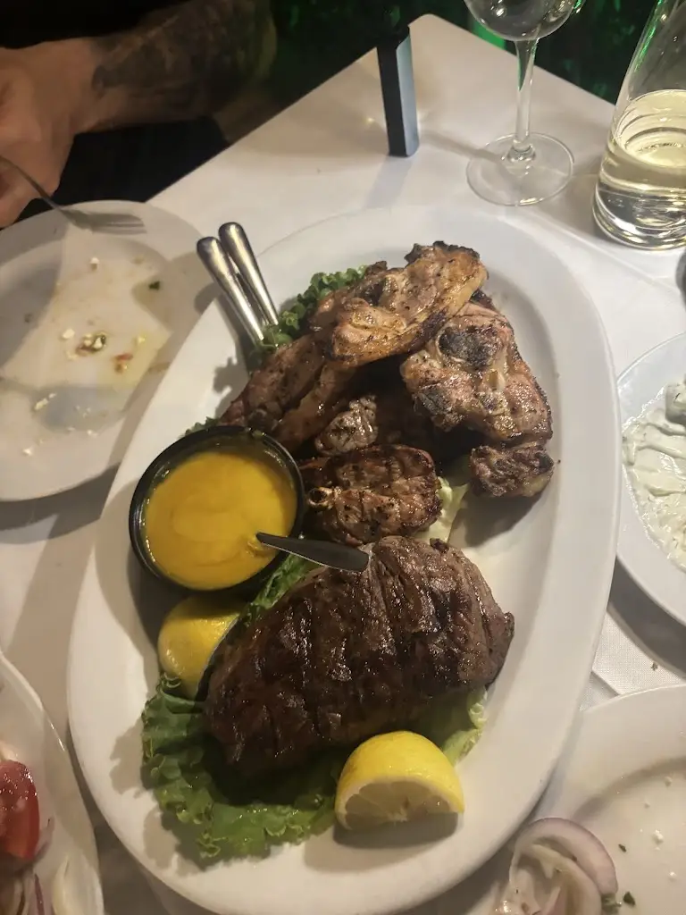 Ekaterine Moskalenko_Anestis Steakhouse_Néoi Epivátes_Bewertung