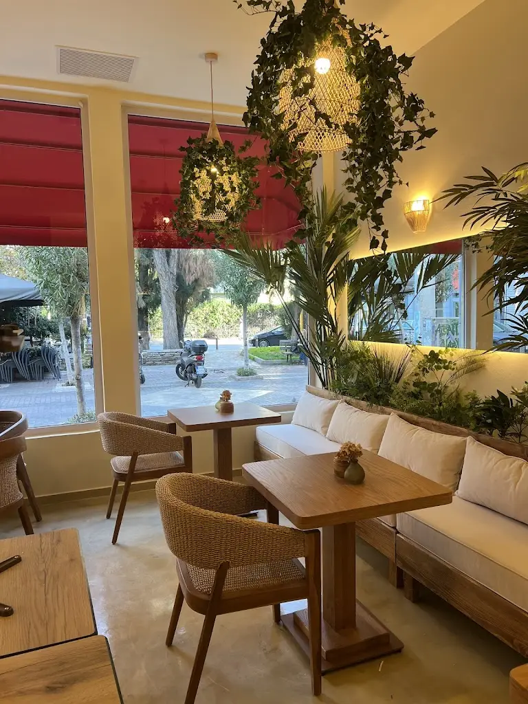 Dionysákēs_Dhafní_slider_image_1