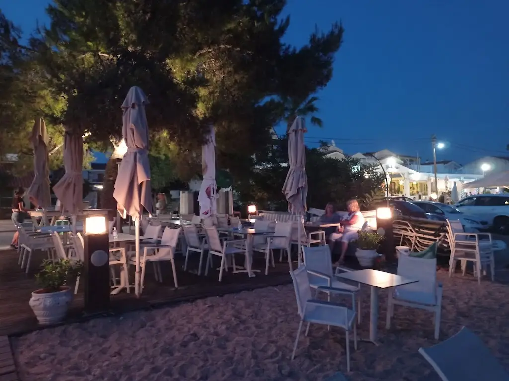 Paparuna Restaurant in Níkiti