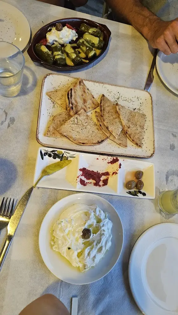 Helen Betar-Schnepf_Perasma Taverna_Níkiti_recensione