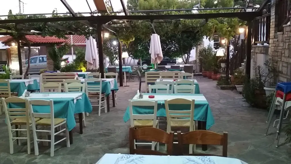 Restaurant Tria Skalopatia Restaurant in Níkiti