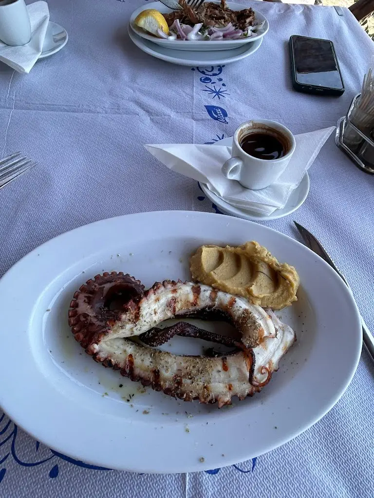 Daniel Macoș_Traditional Tavern_Ouranoupolis_review