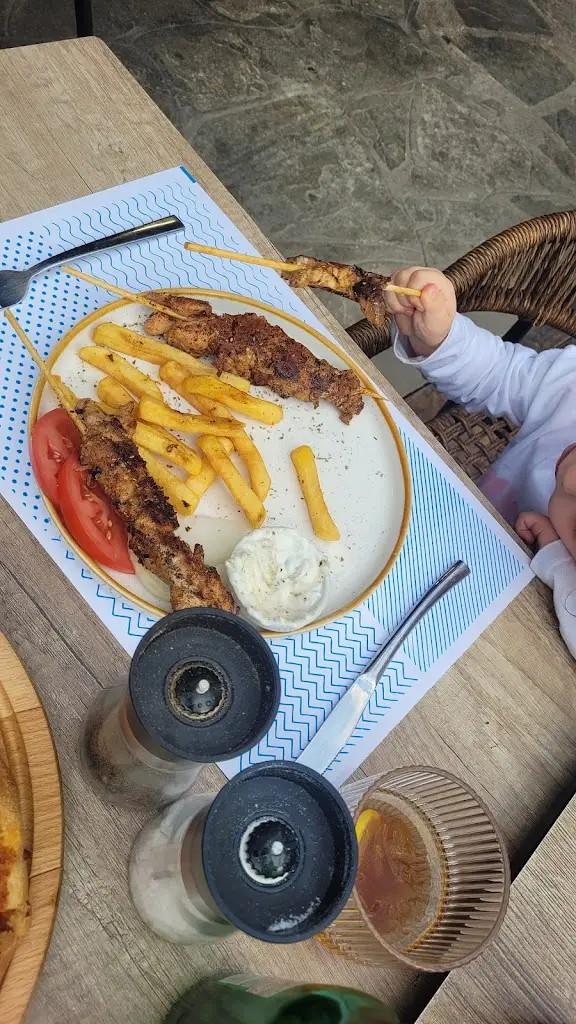 strzaly_Waves Coffee & Food_Ouranoupolis_reseña