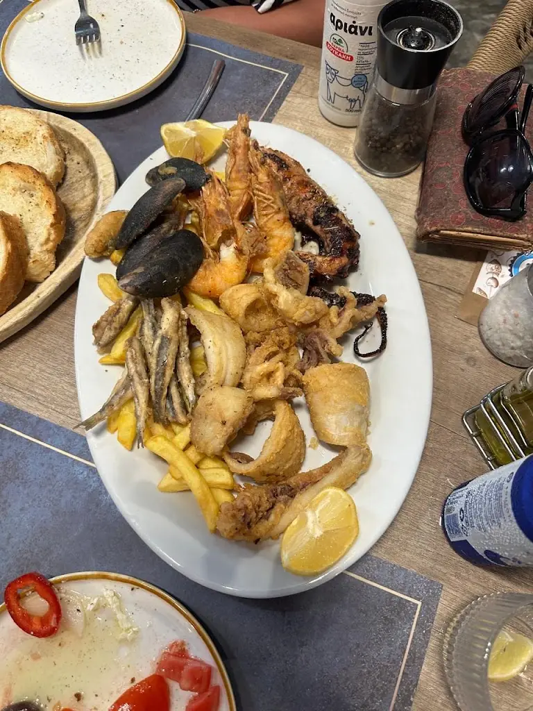 Almisa Demko_Waves Coffee & Food_Ouranoupolis_reseña