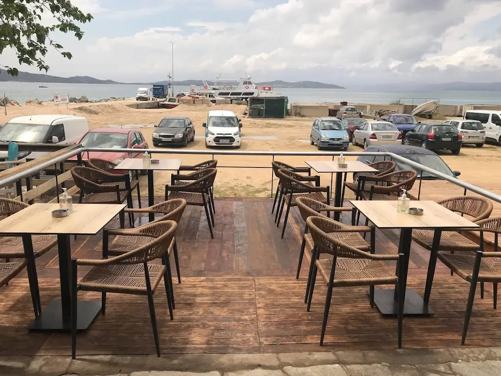 Waves Coffee & Food Restaurant in Ouranoupolis