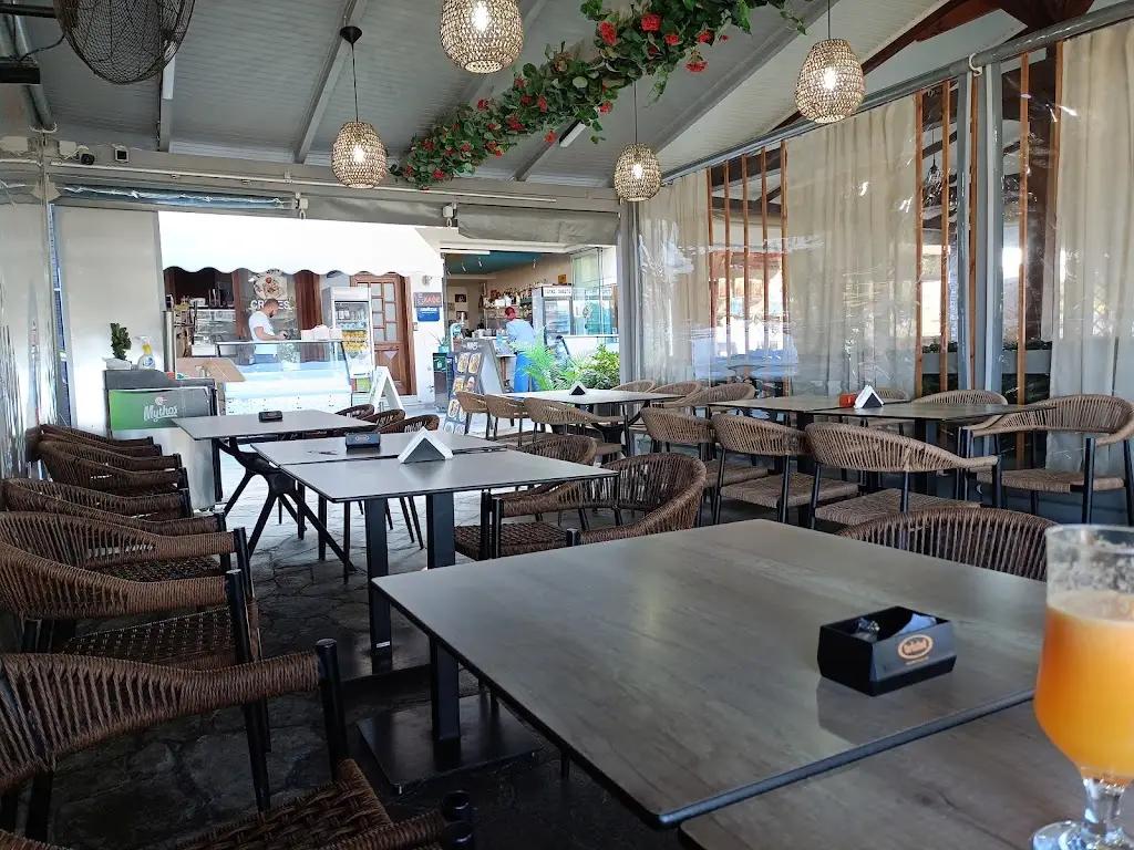 Waves Coffee & Food_Ouranoupolis_slider_image_3