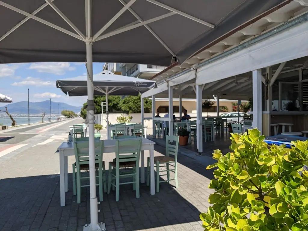 Ravaisi restaurant à Peraía