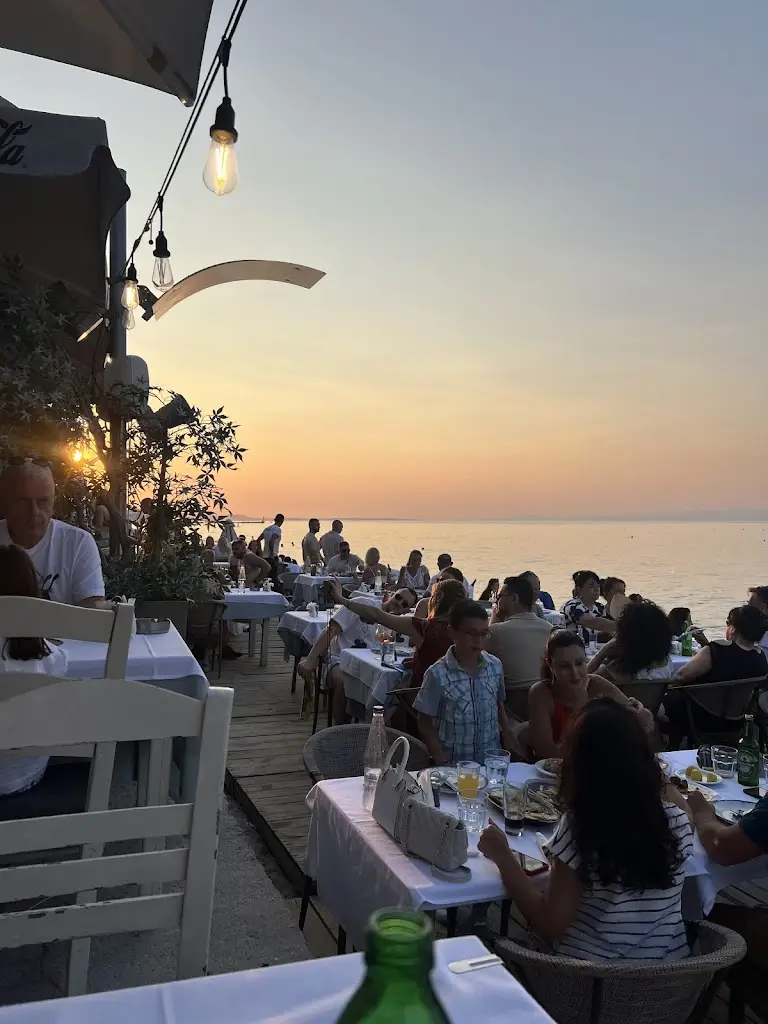 Ева Бартуле_Bakalis_Pefkochóri_review