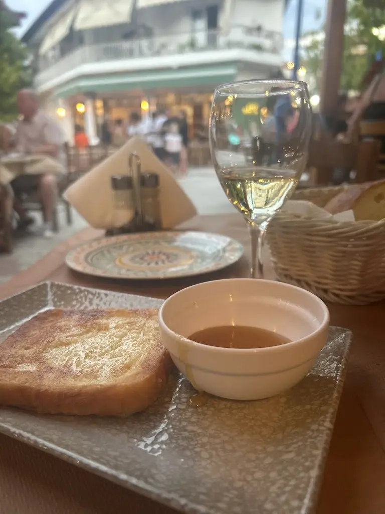 Danisley Hernandez_Makis Tavern_Pefkochóri_review