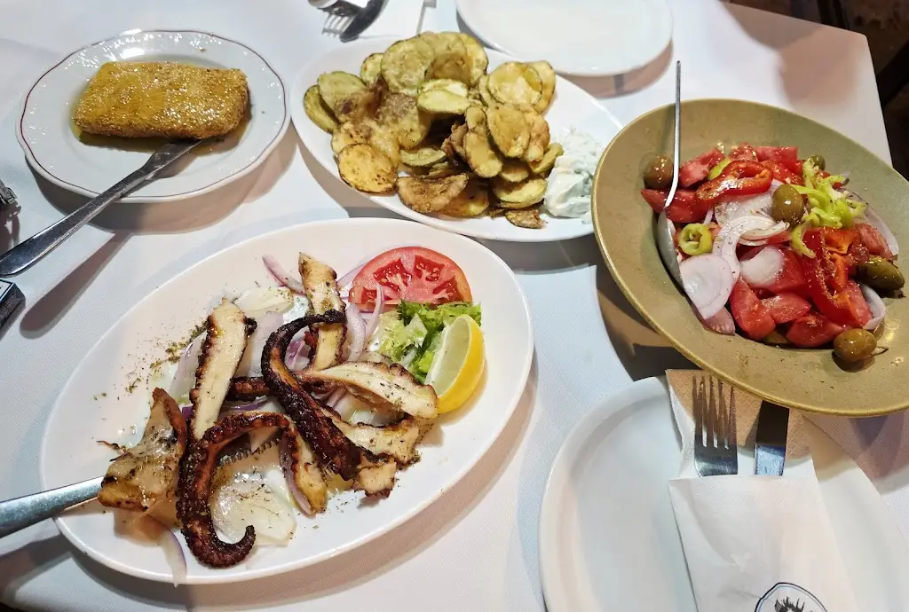 Alexandra Danescu_Pi & Fi_Pefkochóri_review